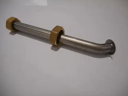 Edelstahlrohr mit zwei goldenen Gewindemuffen, verwendet in Heizungsinstallationen oder ähnlichen Anwendungen, möglicherweise von der Marke Remeha.